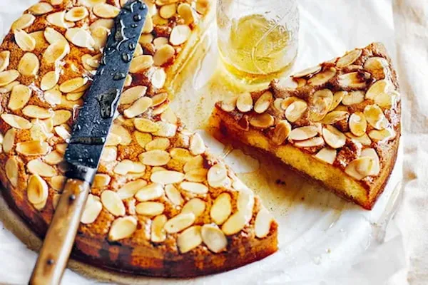 راهنمای خرید کیک با طعم بادام + قیمت عالی